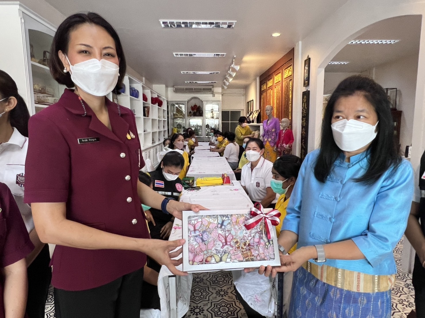 แม่บ้านตำรวจภูธรจังหวัดระนอง ร่วมกันประดิษฐ์ผีเสื้อแห่งความจงรักภักดี  
