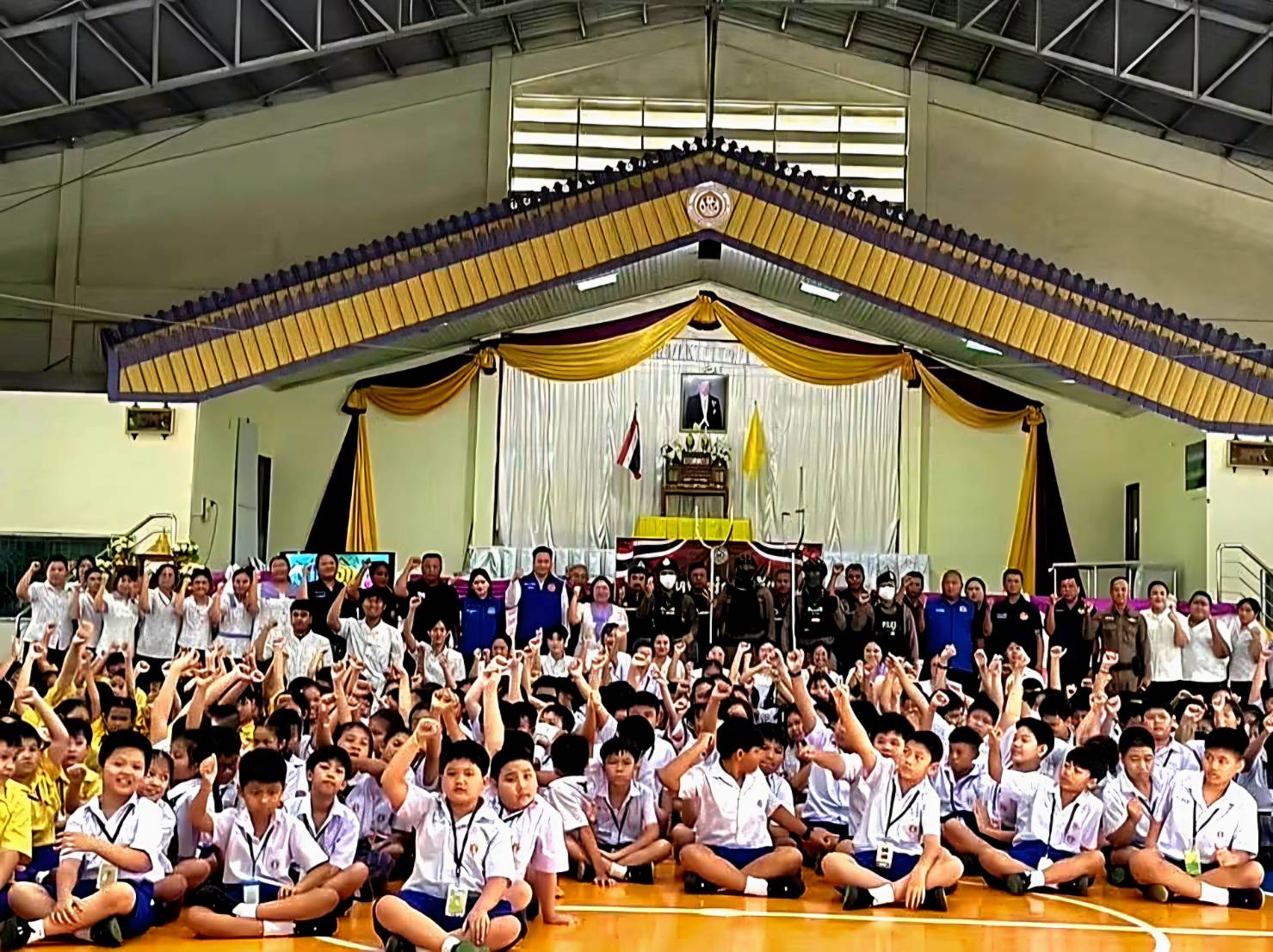 คุมเข้มภัยคลั่ง! กระทุ่มแบนขนกำลังคอมมานโดซ้อมแผน ‘หนี ซ่อน สู้’ จำลองเหตุร้ายกราดยิงโรงเรียน ปลูกทักษะรอดชีวิตให้นักเรียน-ครู 500 ชีวิต