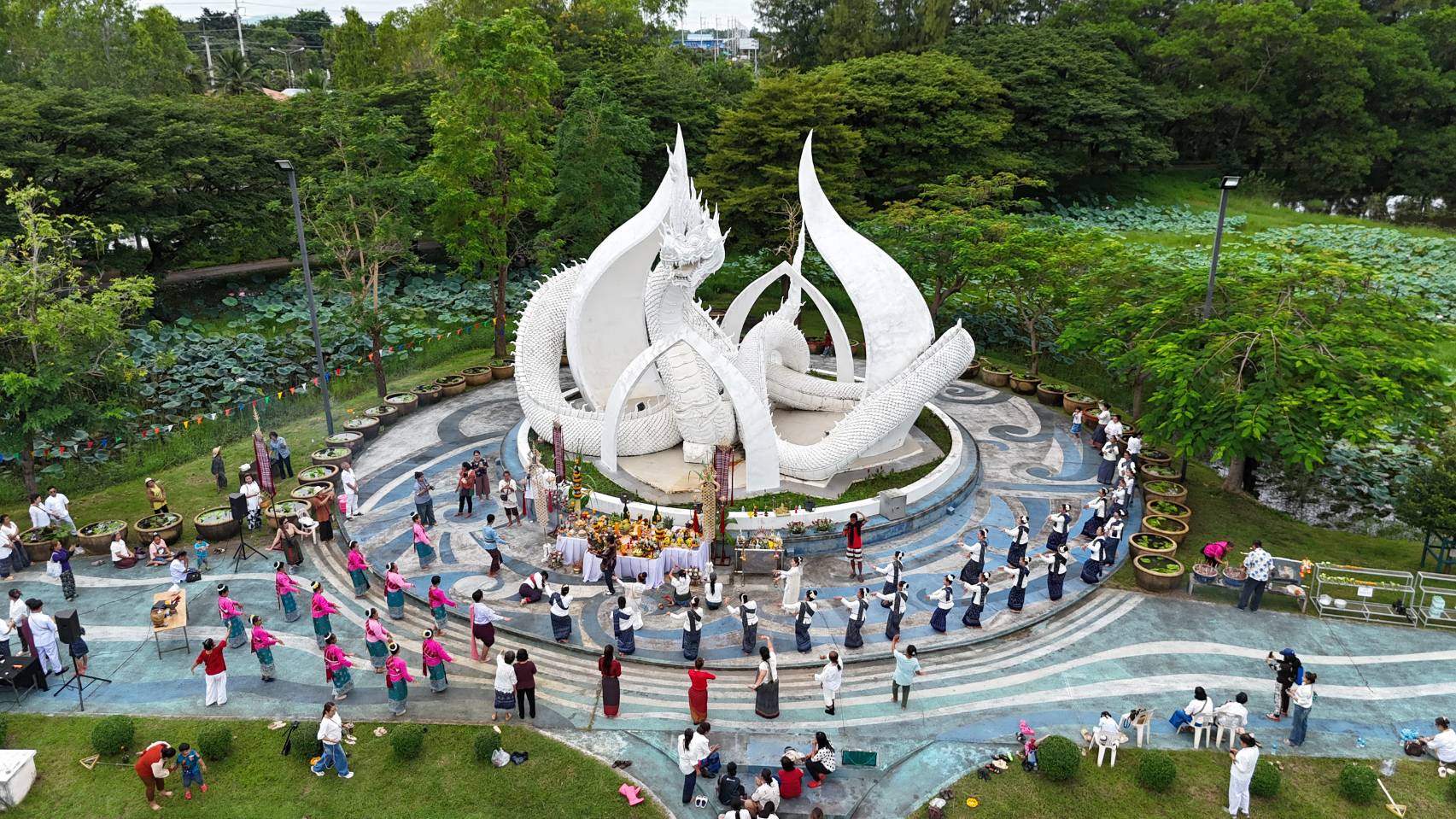 ม.เกษตรฯ สกลนคร บวงสรวงพญานาคเผือก “ปู่จักรรินทร์นาคราช” นักเสี่ยงโชคแห่ส่องเลขเด็ด