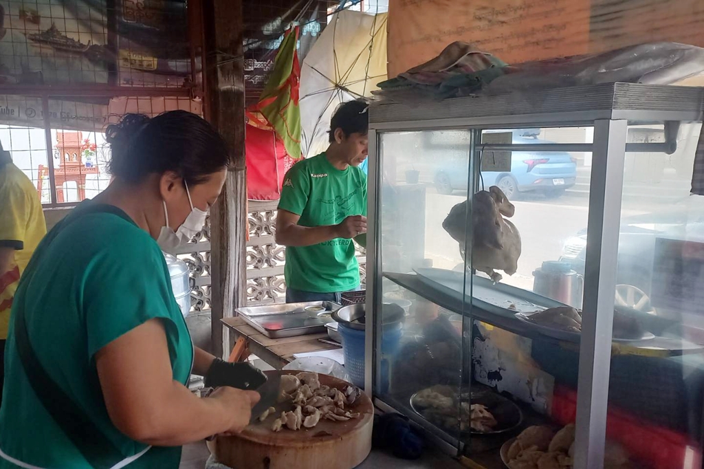 มาแม่สอด ต้องที่นี่เลย “เตี้ยข้าวมันไก่ ข้าวมันไก่หมดแล้ว”