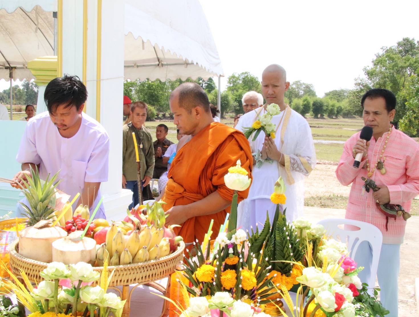 “ศรีสะเกษ” แห่ส่องเลขเด็ด งานมงคล บวงสรวง-บวชนาค-เปิดอุโบสถใหม่ วัดศรีสมบูรณ์รัตนาราม 