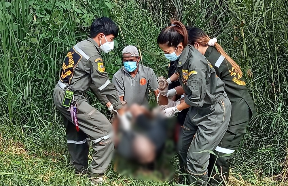 พบศพชายวัย 56 ปีนอนเสียชีวิตปริศนาในคูน้ำข้างทาง