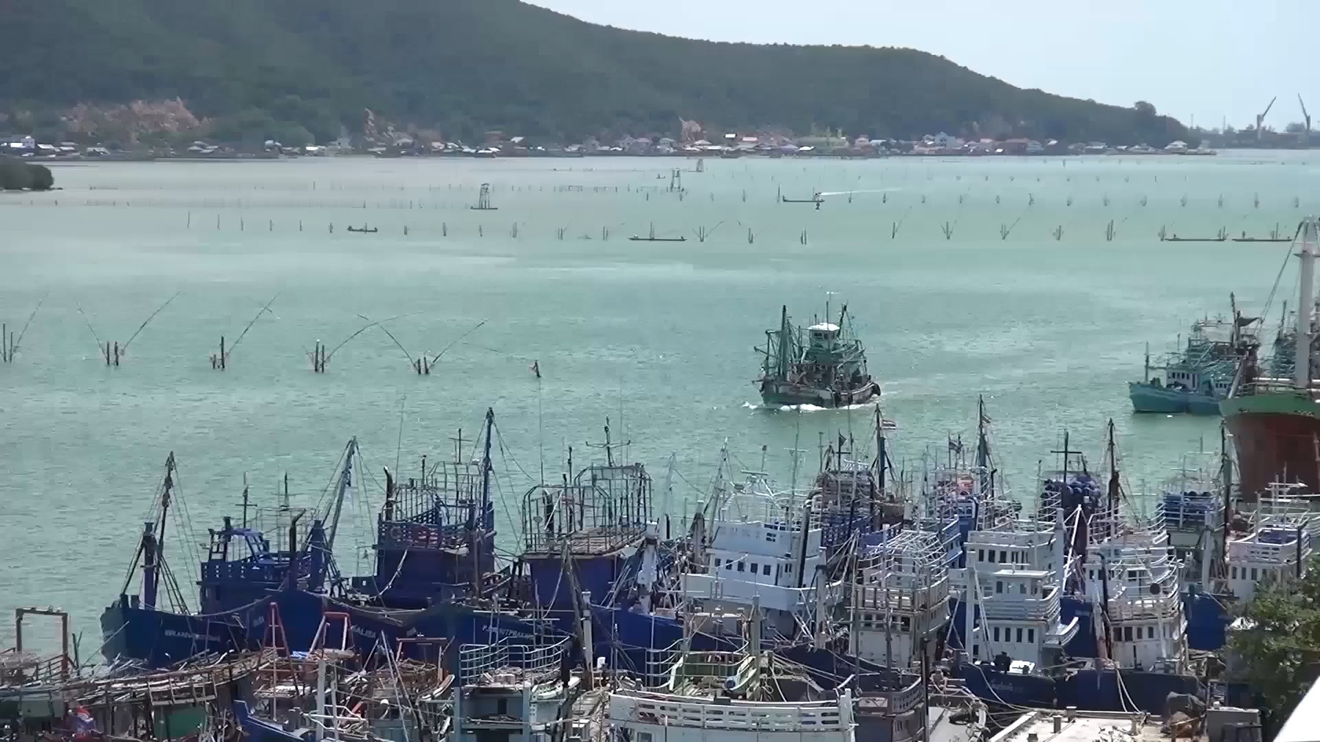 สมาคมประมงสงขลาเตือนชาวเรือระวังคลื่นลมแรงโดยเฉพาะพื้นที่ด้านฝั่งตะวันตก 5 จังหวัดภาคใต้