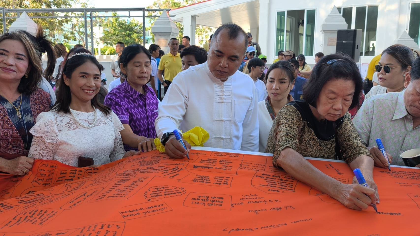 ตามรอยพ่อหลวง!พุทธศาสนิกชนชาวประจวบและนักท่องเที่ยวนับพันคน ร่วมสืบสานประเพณีขึ้นเขาห่มพระ พาท่องช่องกระจก เถลิงศกรับพรปีใหม่ 68