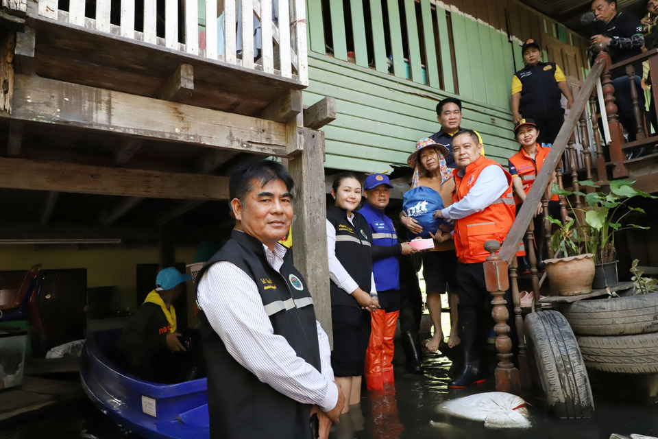 ผู้ว่าฯปทุม ลุยน้ำเยี่ยมมอบถุงยังชีพกลุ่มเปราะบางริมฝั่งเจ้าพระยา 
