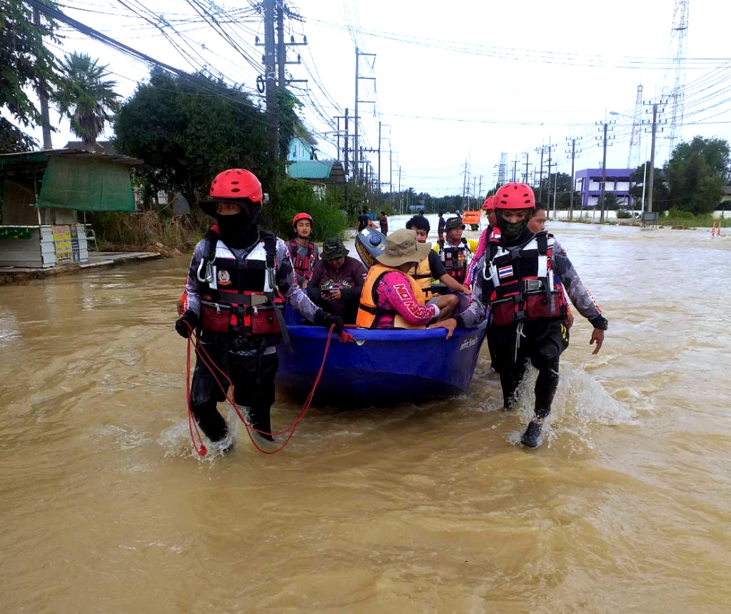 น้ำท่วมวัดบ้านนา อ.แกลง ชาวบ้าน-ญาติผู้เสียชีวิต ต้องนั่งเรือไปร่วมพิธีฌาปนกิจศพ 