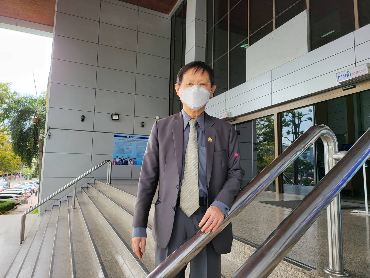 อัยการส่งฟ้อง "หมอระวี" คดีม็อบพลังงานบุกกท.ปี 57 เจ้าตัวบ่นอุบแกนนำ-แนวร่วมกคป.เจอคดีอ่วม ลั่นไม่คิดถอย