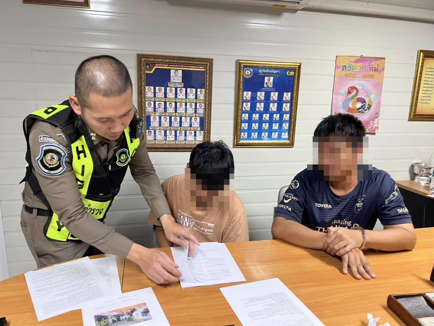 รวบ 2 หนุ่มขับรถสองแถว เล่นยา กินลมชมวิวบนมอเตอร์เวย์  