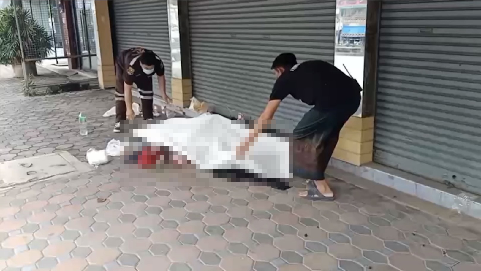 สะเทือนใจ! ชาวบ้านจ่ายตลาดเจอคนจรนอนดับหน้าอาคารพาณิชย์ 