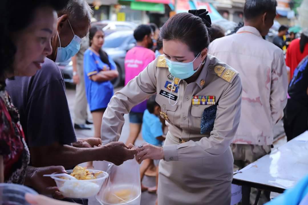 มูลนิธิบูชาคุณพระพุทธเจ้าและแทนคุณแผ่นดิน ออกบริการตัดผม เลี้ยงอาหารผู้ยากไร้ ผู้ด้อยโอกาส สามล้อถีบ มีชาวบ้านมารับบริการจำนวนมาก