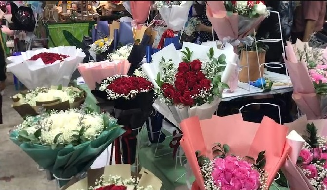 ปากคลองตลาดใหม่ ขายดอกไม้วาเลนไทน์คึกคัก 24 ชั่วโมง