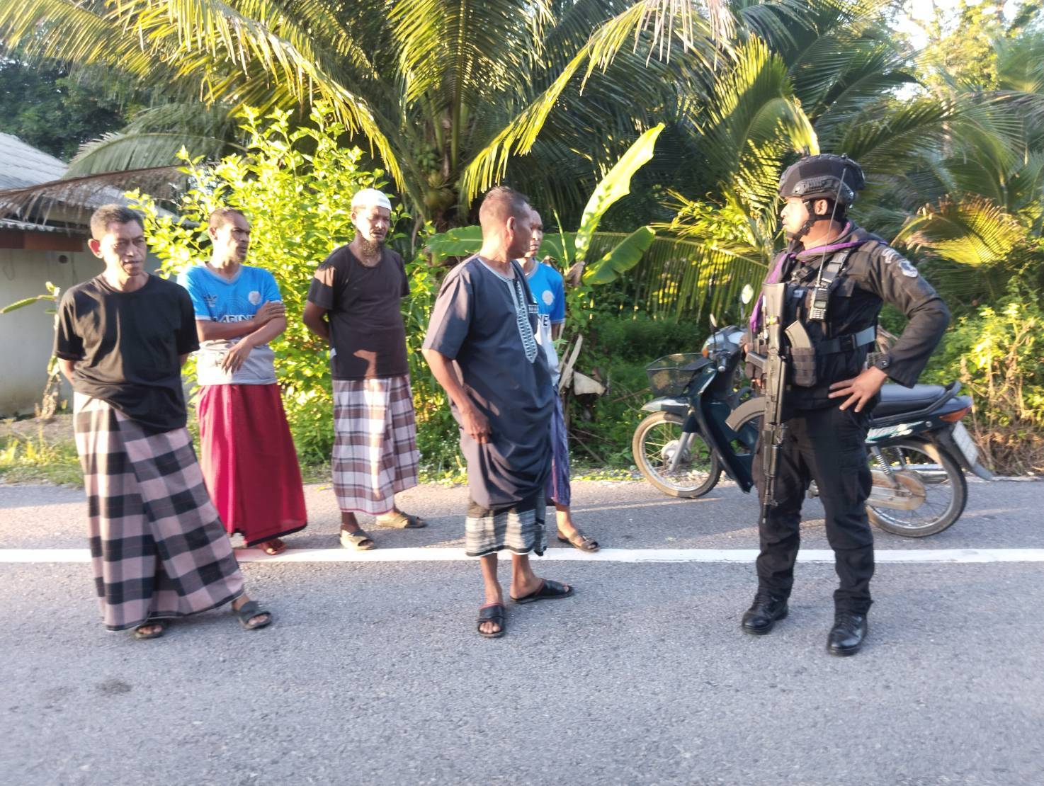 อุกอาจ! คนร้ายขี่ จยย.ประกบข้างใช้อาวุธยิงใส่อดีตผู้ใหญ่บ้านสายบุรีเสียชีวิตข้างทาง