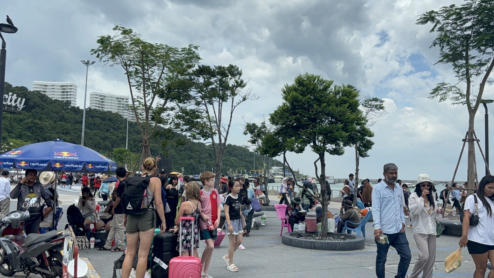 นทท.แห่เที่ยวพัทยา-เกาะล้าน ช่วงหยุดยาว เนื่องในวันนวมินทรมหาราช คาดเงินสะพัดนับสิบล้านบาท