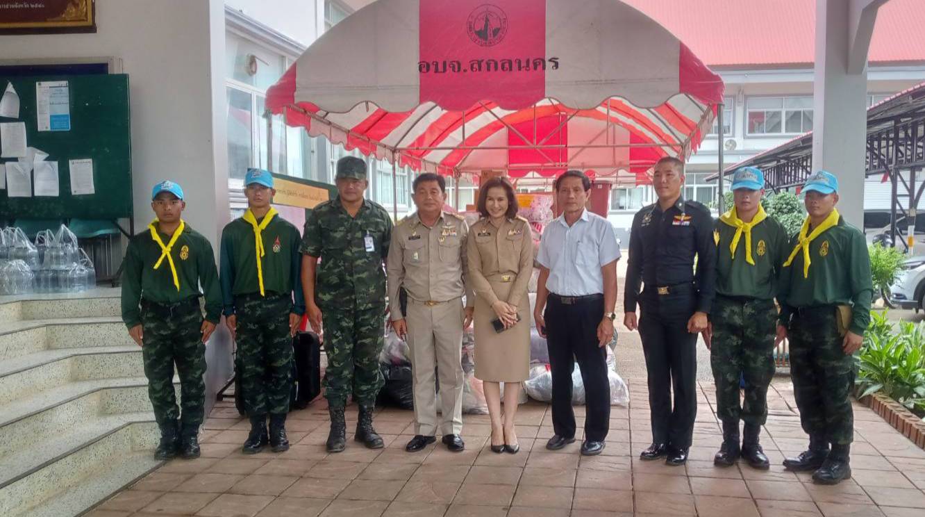 ชาวสกลนครร่วมนำสิ่งของไปช่วยผู้ประสบภัยน้ำท่วมทางภาคเหนือและภาคกลาง 