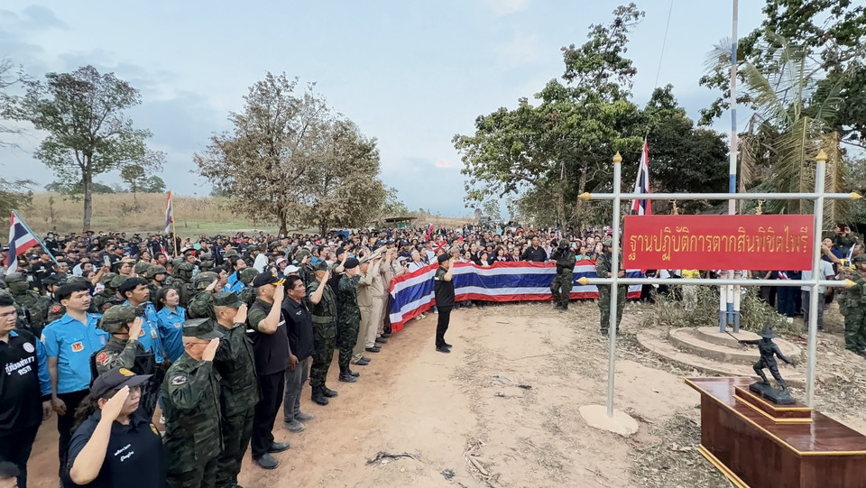 "บิ๊กเล็ก" ร่วมร้องเพลงชาติ ที่ "บ้านสามหลัง" ให้กำลังใจทหาร "ชาวบ้านตราด" ขออย่าเปิดด่าน