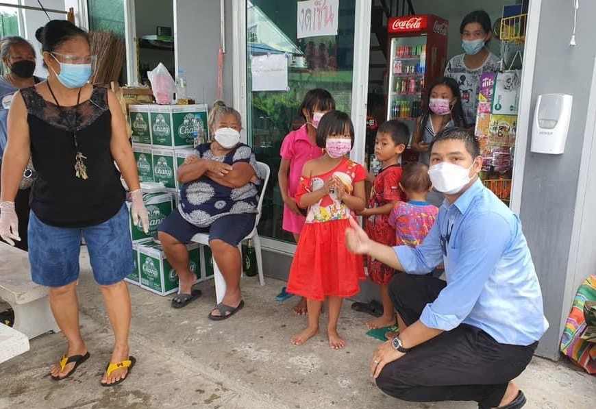“ชณทัต” อนุกรรมการสภากรุงเทพมหานครฯ ลุยแจกข้าวให้ชาวบ้านท่ามกลางสายฝน                                  