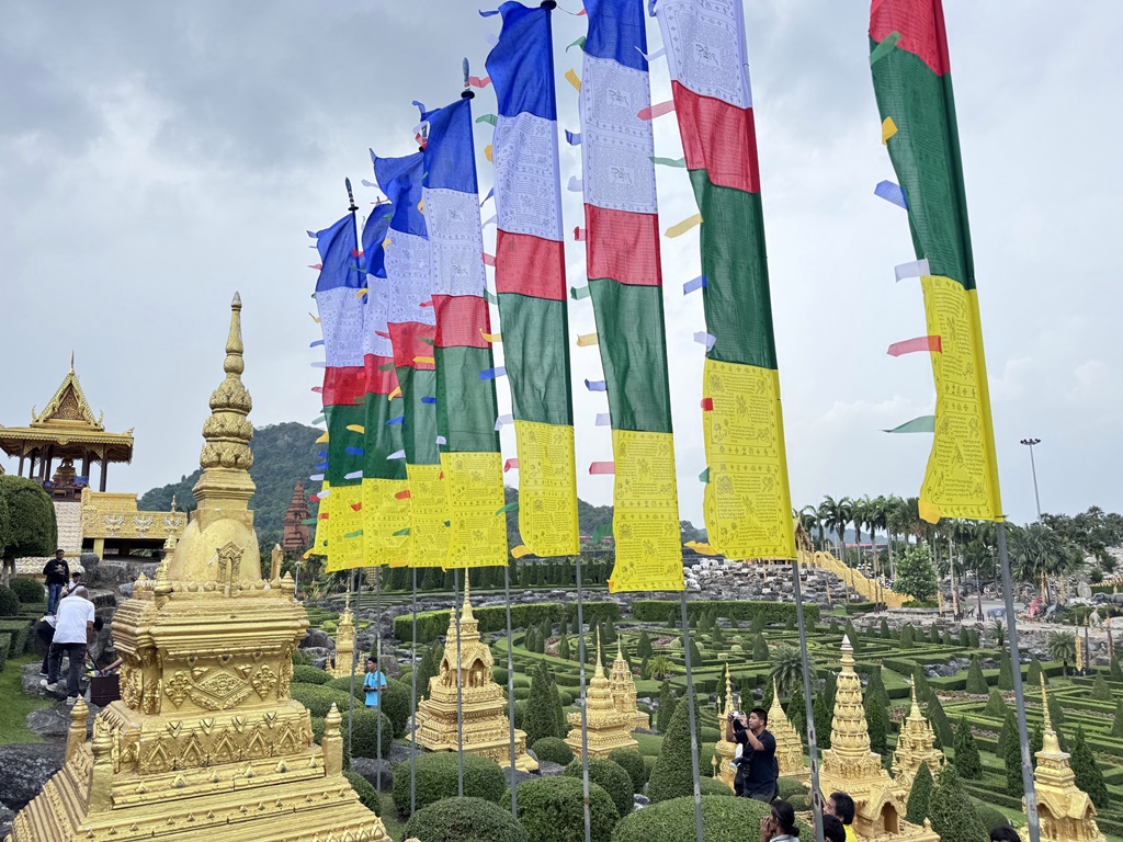 สวนนงนุช เปลี่ยนธงมนตรา 9 ผืน จากประเทศภูฏาน สัญลักษณ์แห่งโชคลาภ