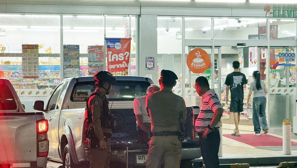 วินาทีชีวิต! พนักงานเซเว่นฯ พบชาย 67 หมดสติท้ายกระบะ รีบแจ้งตำรวจช่วยส่งโรงพยาบาล