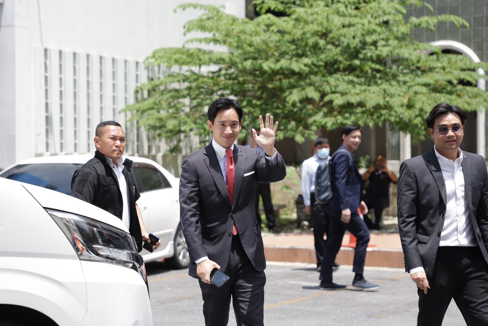 "พิธา" ขอดูรายละเอียดคำร้อง หลัง “วิษณุ" ให้ความเห็นอาจเลือกตั้งซ่อม หากผิดปมถือหุ้นสื่อ แจง "คณะทำงานตาม MOU" ไม่ใช่ "ครม.เงา" 
