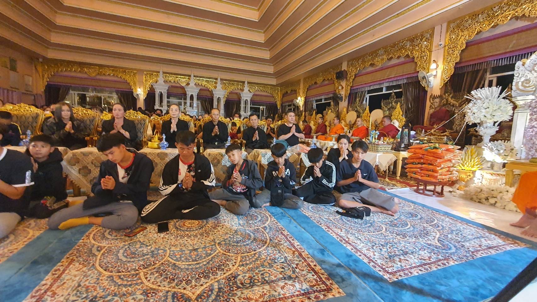 นำอัฐิ"น้องดอม"สวดอภิธรรมคืนที่ 2 เพื่อนทั้ง 12 ในถ้ำหลวงร่วมงานพร้อมหน้า