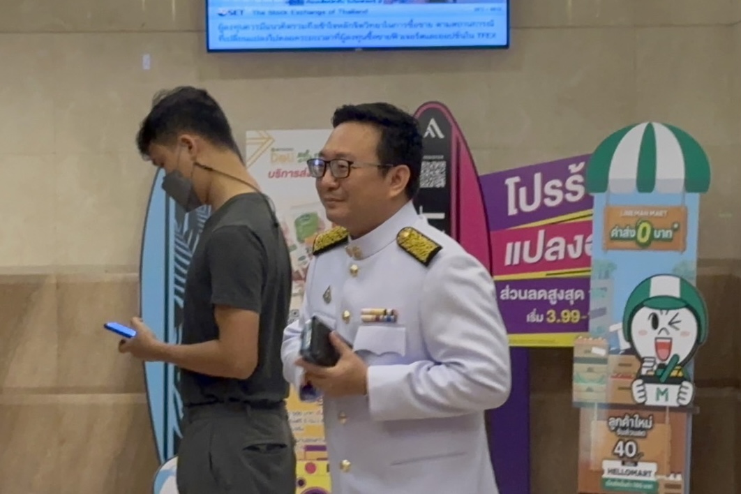 "ก้าวไกล" นัดรวมส.ส. ก่อนเข้าร่วมรัฐพิธีเปิดสภา "ณัฐวุฒิ" เผย รอ กก.บห. พิจารณา ปม "สิริน" ทำร้ายแฟนสาว 