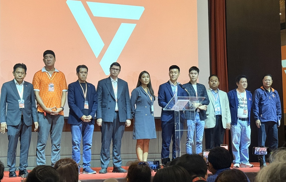 “ณัฐพงษ์” นำ "10 สส.ปชน."ลุยทำงานต่อ ไม่ลดเพดาน เตรียมยื่นหลักฐานสู้ "คดี 44 สส." ยันไม่มุ่งร้ายระบอบประชาธิปไตยฯ