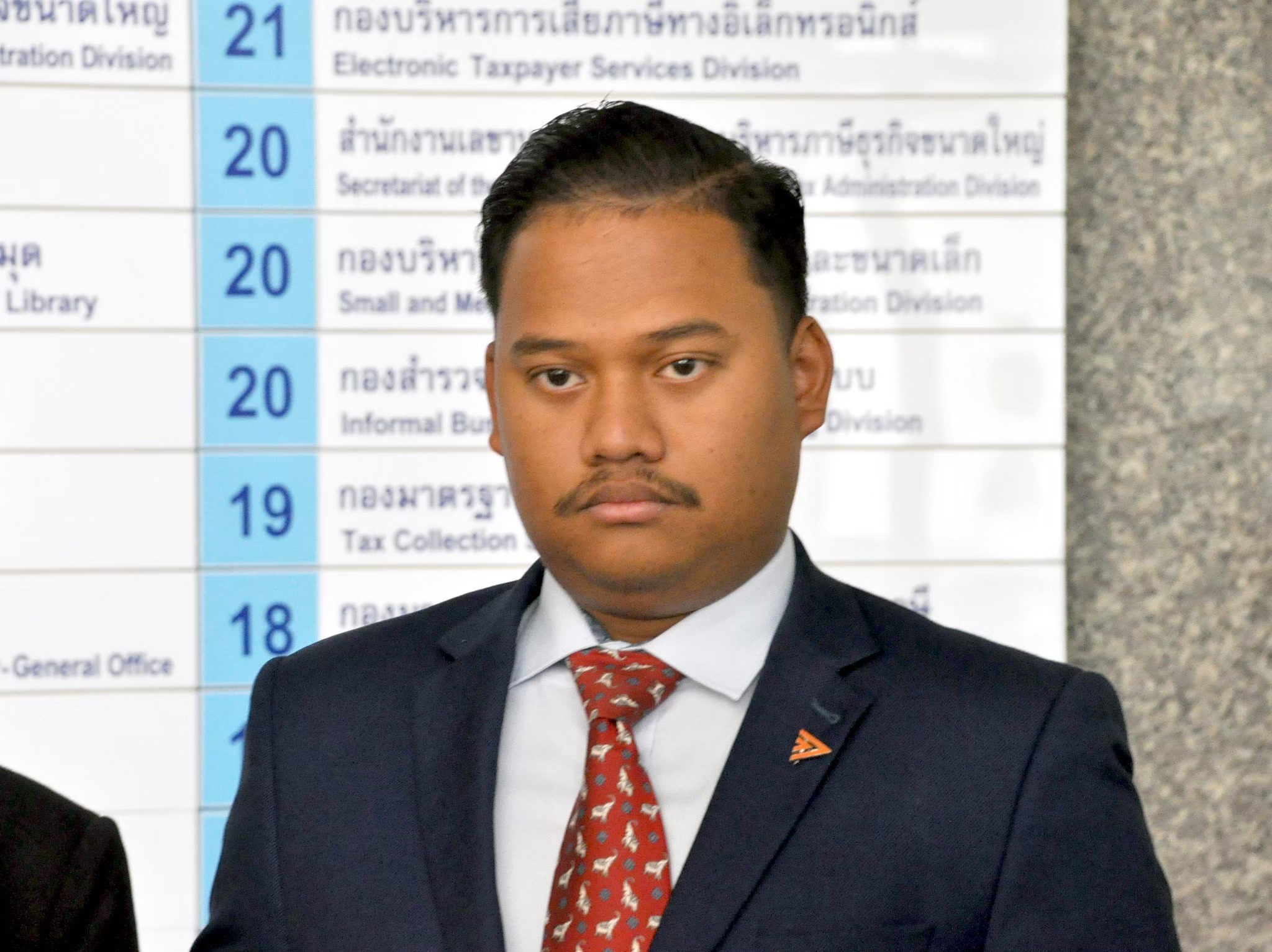 "โฆษกก้าวไกล" ซัด "คารม" ทรยศประชาชน มีชื่อโผล่ร่วม "ทีมองครักษ์พิทักษ์" รมต.ภูมิใจไทย