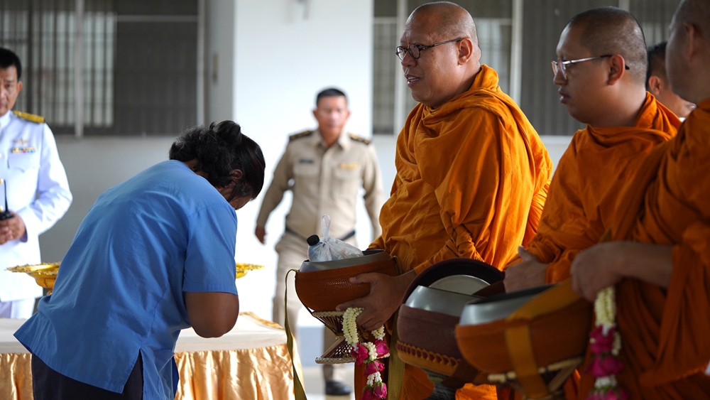 เรือนจำกลางนครปฐม จัดพิธีตักบาตรเฉลิมพระเกียรติ เนื่องในโอกาสมหามงคล 6 รอบ 28 กรกฎาคม 2567