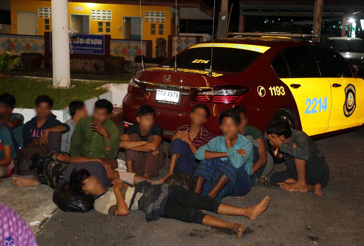 ตำรวจทางหลวงรวบ  48 โรฮีนจาคารถโดยสาร กำลังเตรียมถูกส่งตัวไปสงขลา  
