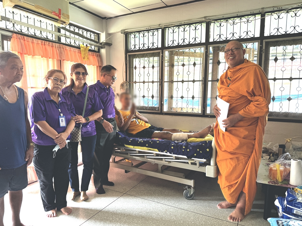 หลวงพี่น้ำฝน ตำรวจพระ ไม่ทิ้งตำรวจเมือง จัดเตียงช่วย 2 นายตำรวจ ป่วย-ประสบอุบัติเหตุนอนติดเตียง 