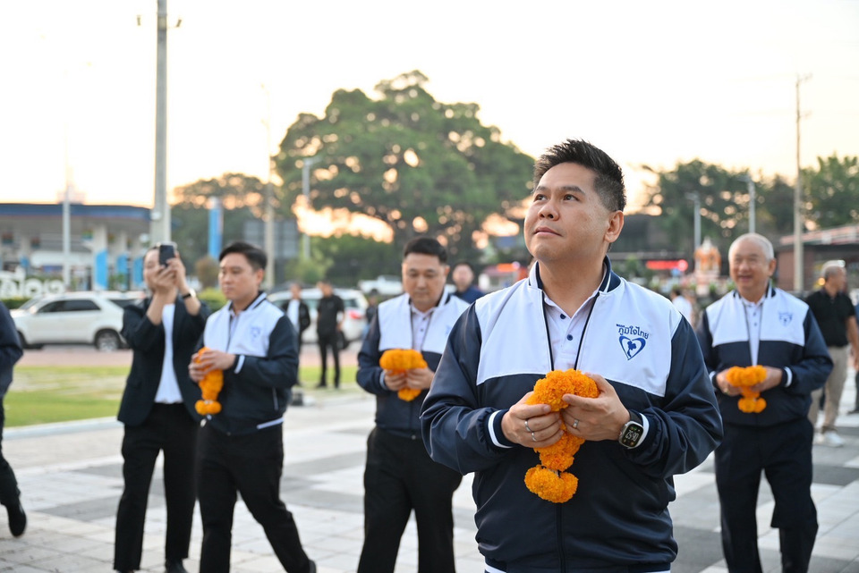 “วราวุธ” นำทีม สักการะสิ่งศักดิ์สิทธิ์เมืองสุพรรณบุรี  ให้กำลังใจผู้สมัคร สส. พรรคภูมิใจไทย ทั้ง 5 เขต