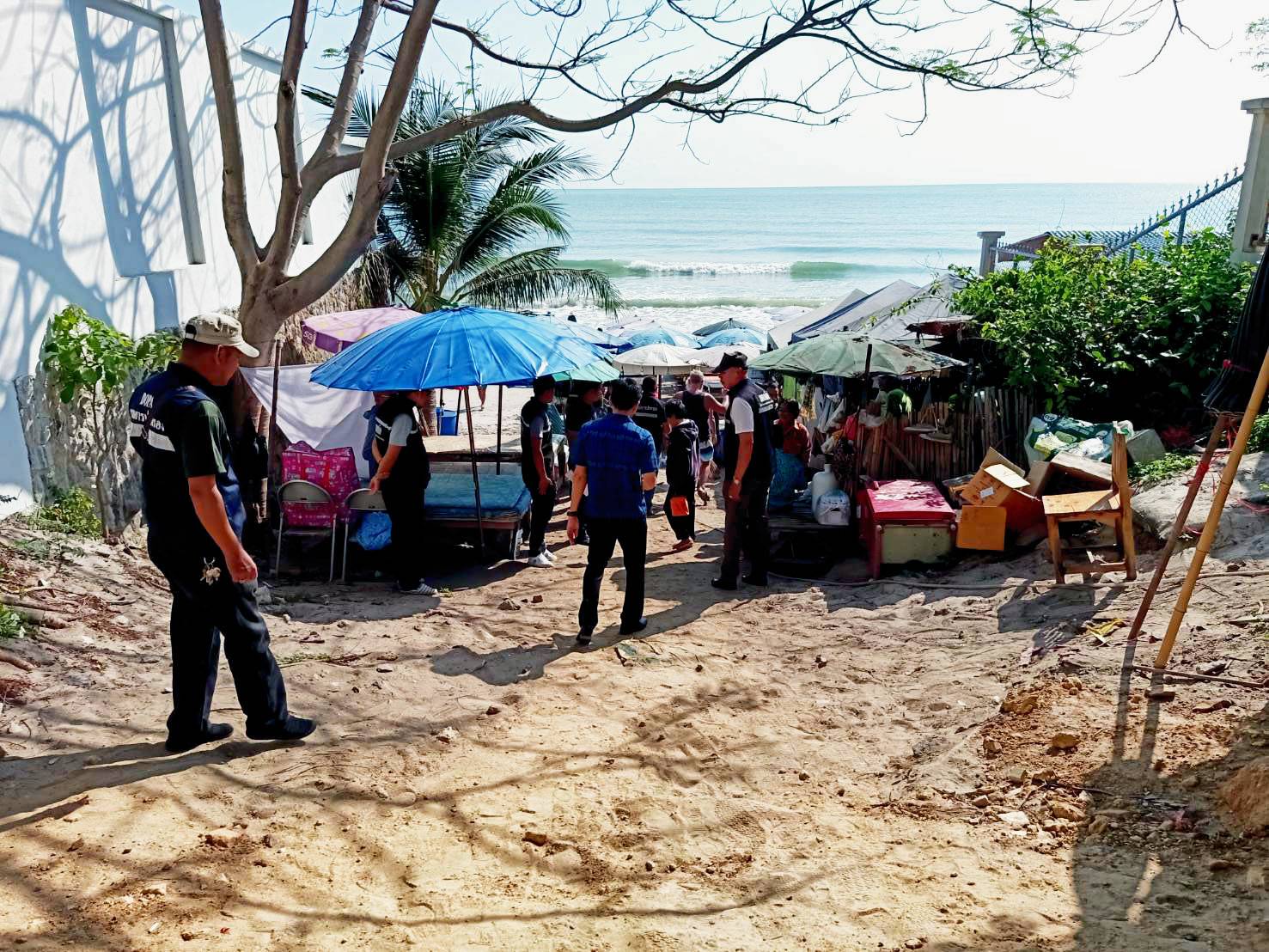 นอภ.หัวหินลงจัดระเบียบร้านค้าชายหาด