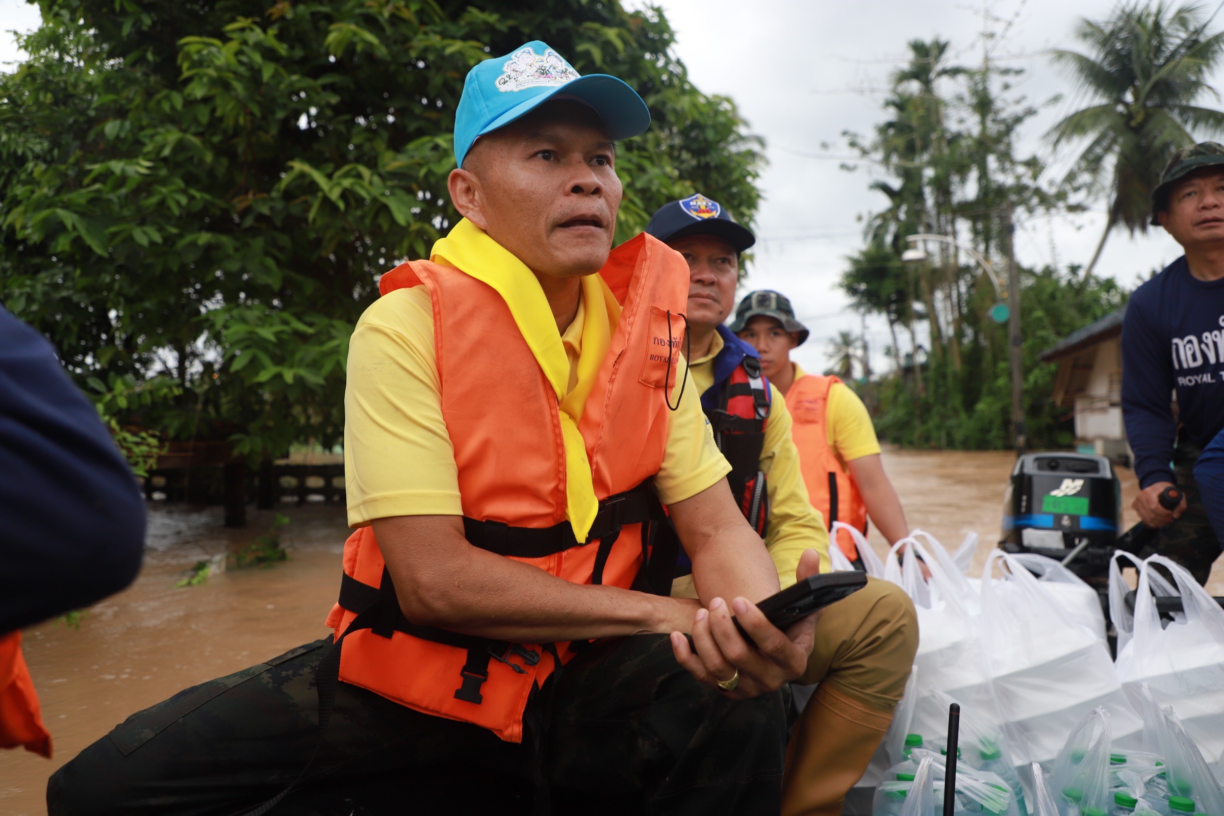 ผู้ว่าฯนราธิวาส ลงพื้นที่ติดตามสถานการณ์อุทกภัยและมอบข้าวกล่อง แก่ผู้ประสบภัย ในพื้นที่ ต.มูโน๊ะ อ.สุไหงโก-ลก