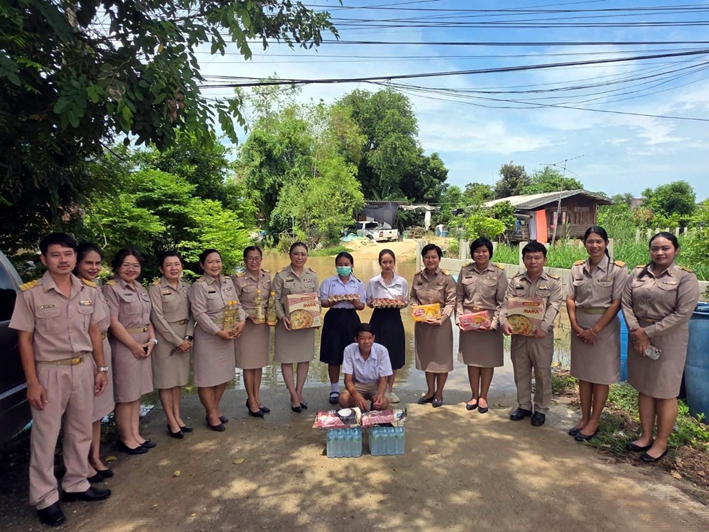 ผอ.สพม.สิงห์บุรี อ่างทอง ลงพื้นที่มอบเครื่องอุปโภค บริโภค นักเรียนผู้ประสบอุทกภัยในสังกัด 11 ราย