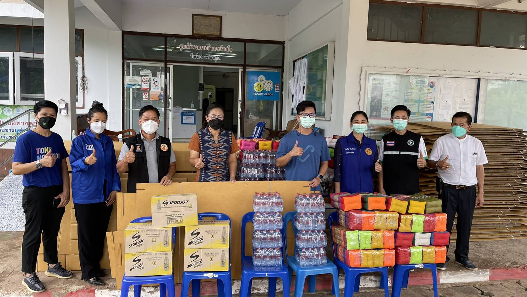 “ทักษิณ-ยิ่งลักษณ์” อดีตนายกรัฐมนตรี มอบเตียงสนามให้โรงพยาบาลบ้านผือ จ.อุดรธานี 30 เตียง