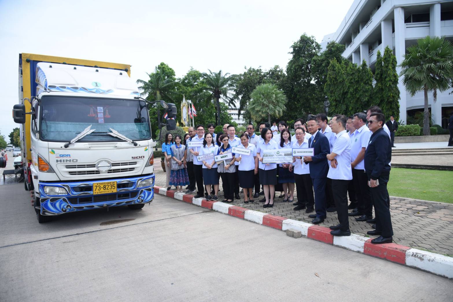 สธ.ห่วงใยผู้ประสบภัยน้ำท่วม “สมศักดิ์” ส่งขบวนรถขนยา-เวชภัณฑ์-อุปกรณ์ช่วยเหลือล็อตใหญ่ เร่งลงพื้นที่ด่วน