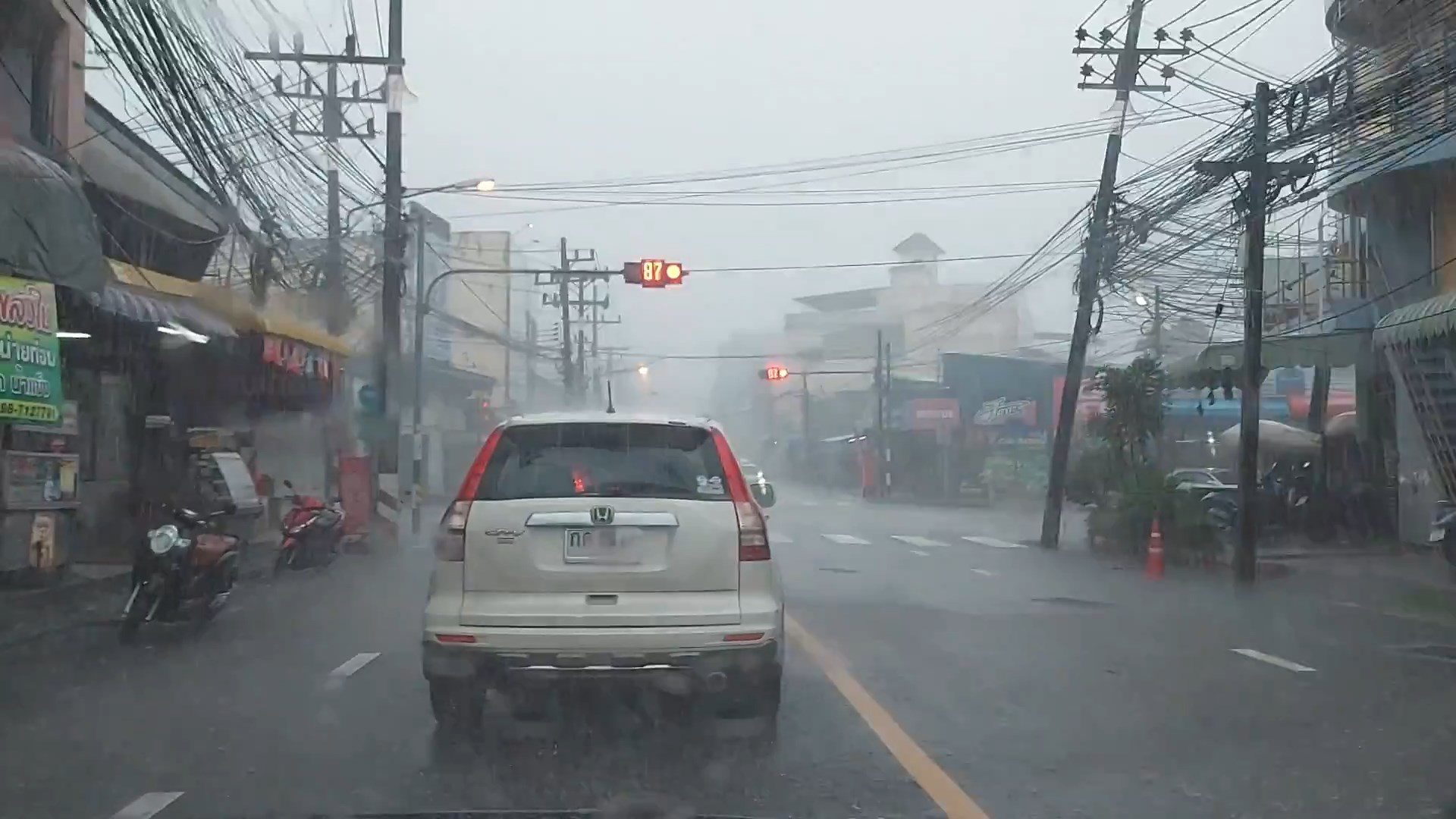  หาดใหญ่ยังอ่วมฝนเททำน้ำท่วมช่วงสามแยกคอหงส์แต่ระบายน้ำได้ทัน