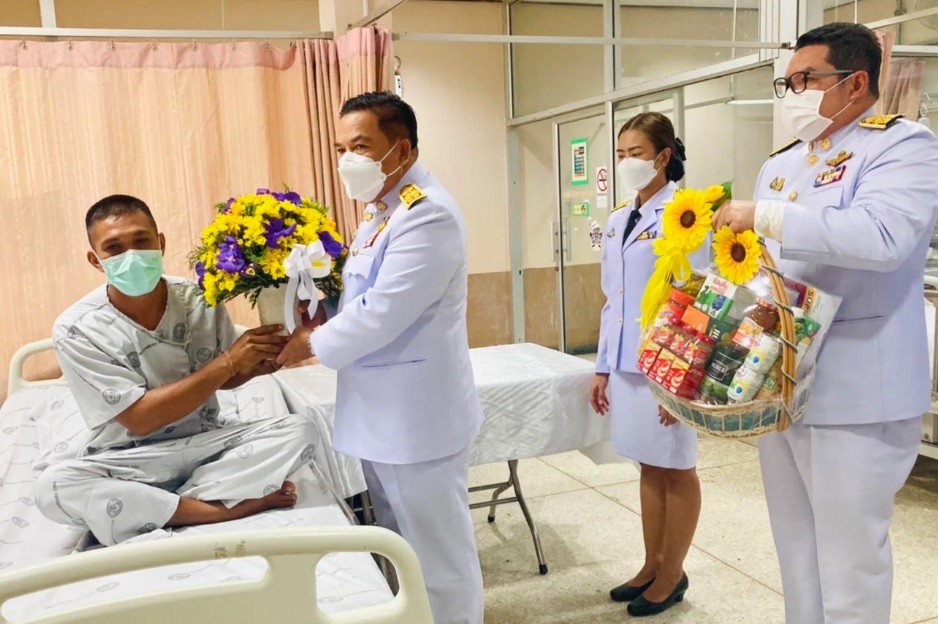'ในหลวง'พระราชทานดอกไม้เยี่ยมทหารพราน-ตร.บาดเจ็บจากคนร้ายขว้างระเบิดนราธิวาส
