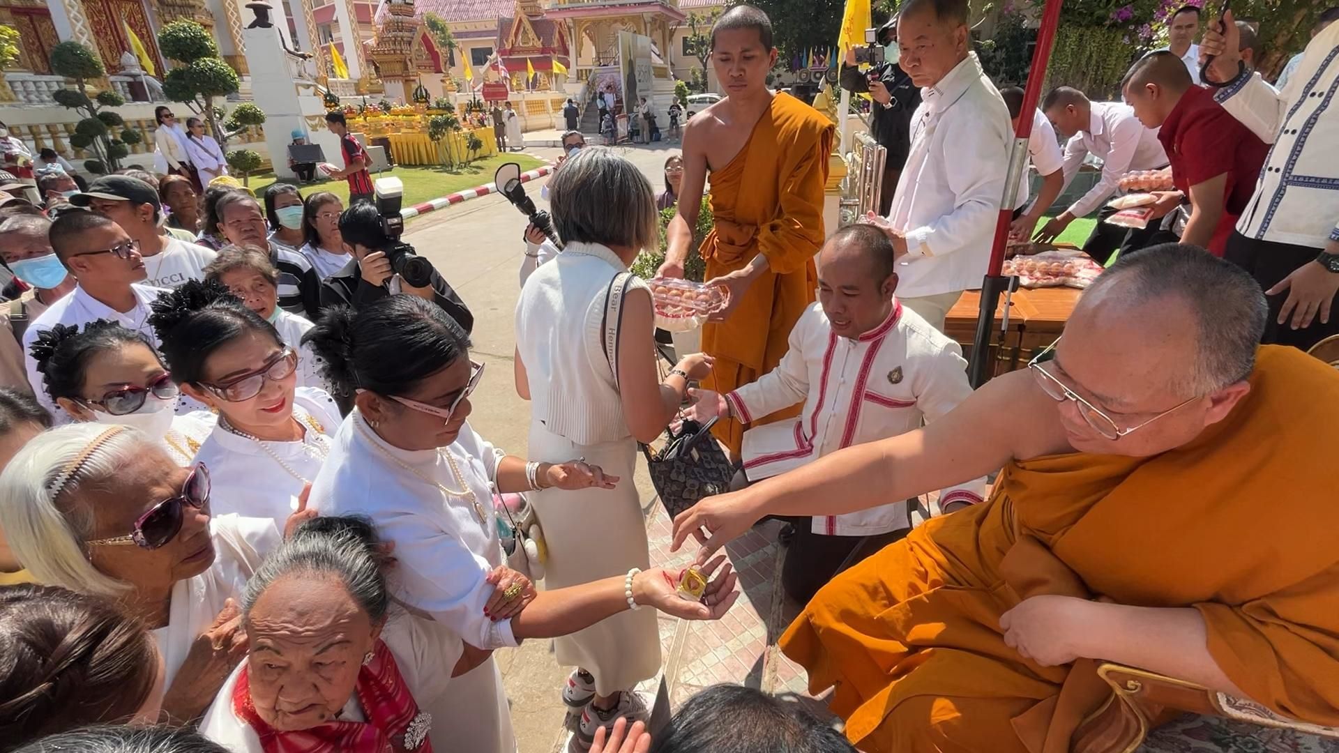 "หลวงปู่เวิน-พระอาจารย์สุริยันต์"ร่วมพิธีมหาเทวาภิเษก-เบิกเนตรพญาเวสสุวรรณเศรษฐีที่วัดธาตุพระอารามหลวง
