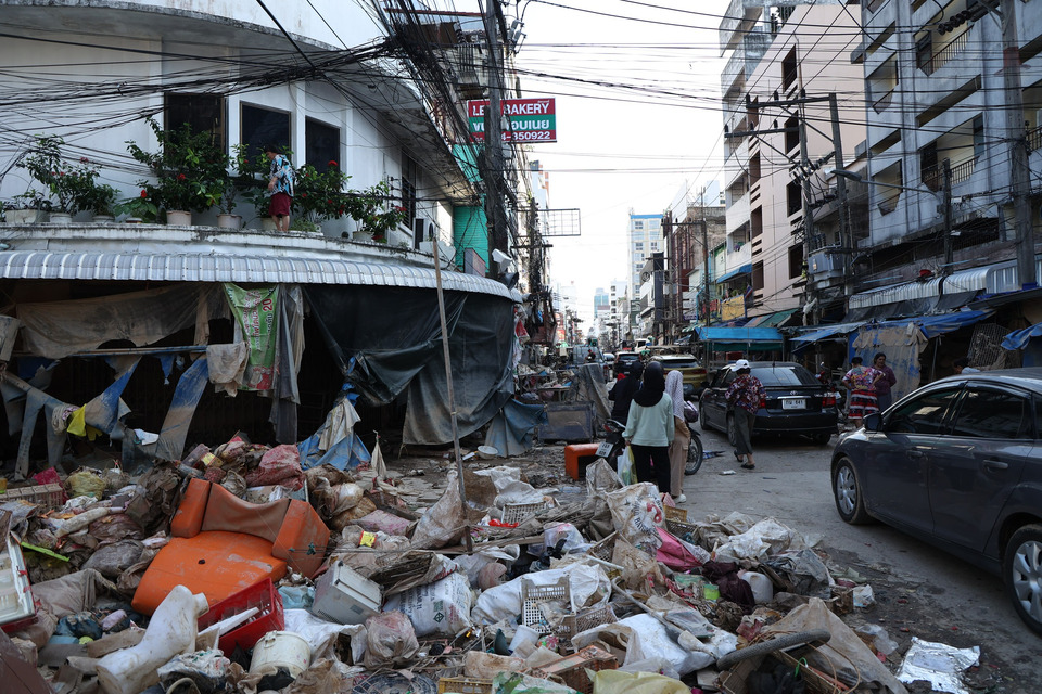 ภาพหลังวิกฤติ! ตลาดกิมหยงยังสู้ “ชาวบ้าน” เร่งกวาดล้างโคลน หลังสถานการณ์น้ำท่วมคลี่คลาย