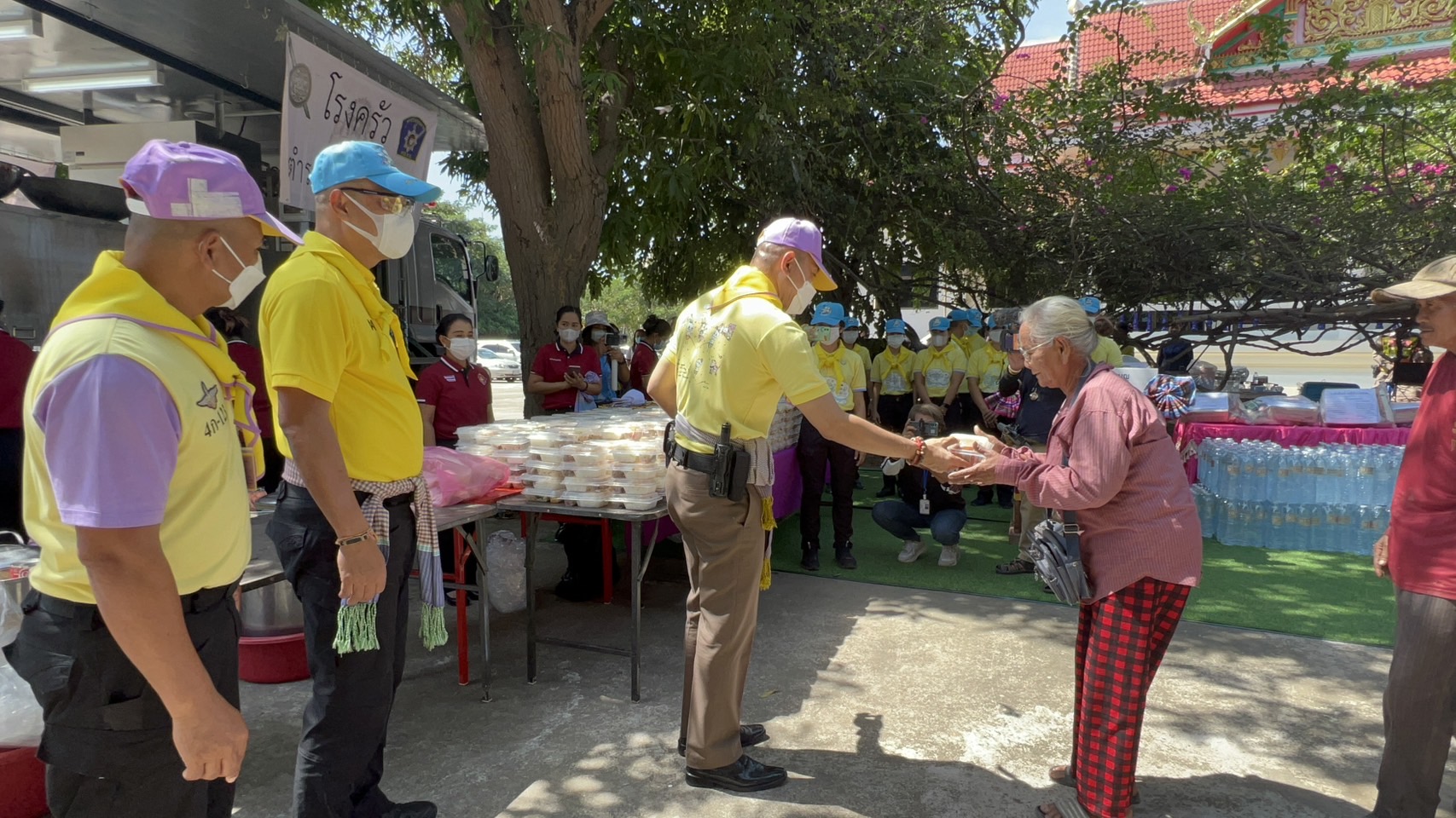ผช.ผบ. ตร.​พร้อมจิตอาสาพระราชทานลงพื้นที่มอบถุงยังชีพอำเภอสุวรรณภูมิและโพนทราย