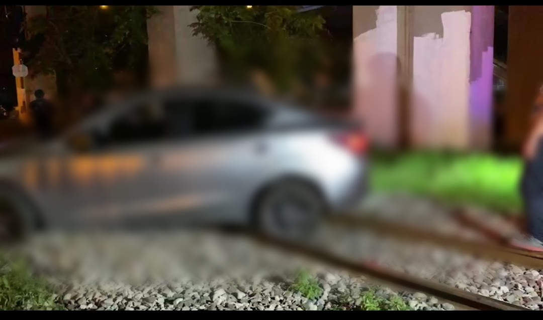 สาวคล้ายคนเมาขับเก๋ง​ วิ่งเข้ารางรถไฟใกล้สถานีรถไฟบางเขน