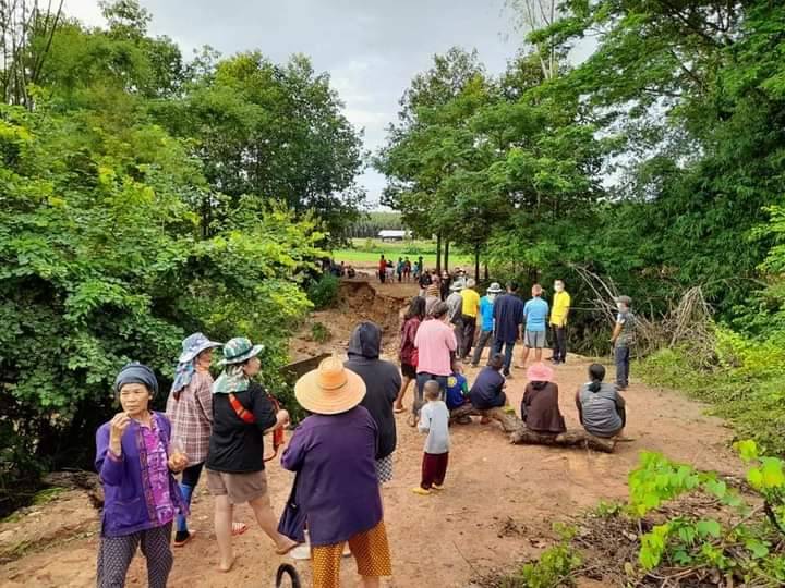กาฬสินธุ์ชาวบ้านเดือดร้อนน้ำป่าภูพานไหลหลากซัดถนนขาด 20 เมตร