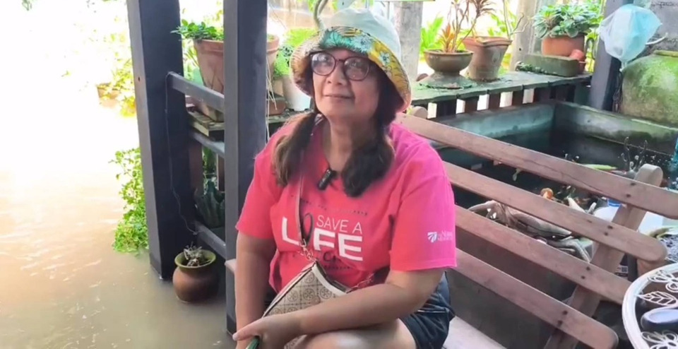 เจ้าของร้านอาหารดังเกาะเกร็ด เปิดร้านสู้น้ำ!  ลั่นใครบ้านน้ำท่วมไม่มีที่อยู่พักโฮมสเตย์ฟรี