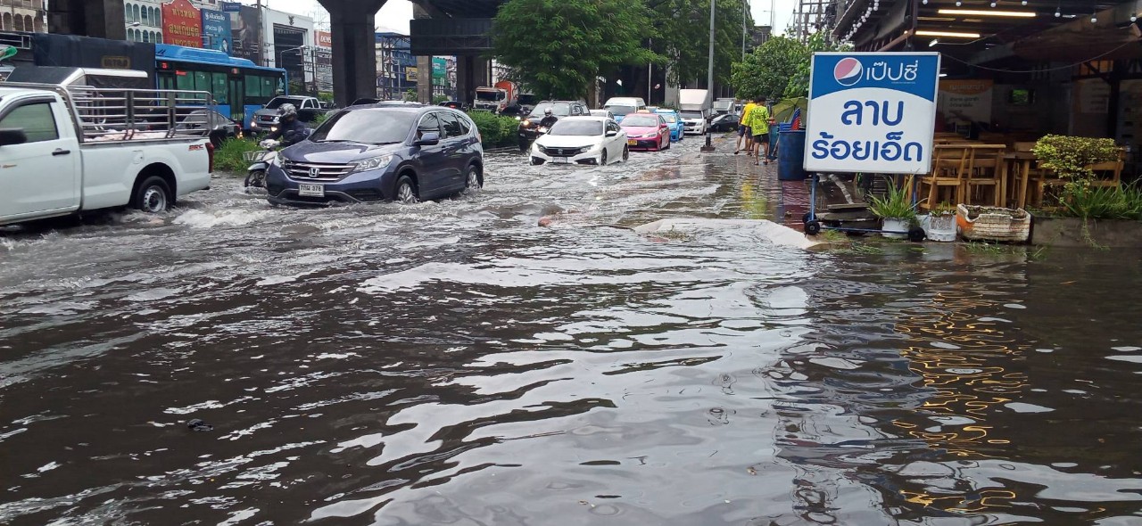 ฝนถล่มย่านคูคตอ่วม! ​ ร้านค้าท่วม การจราจรติดขัดเป็นทางยาว 
