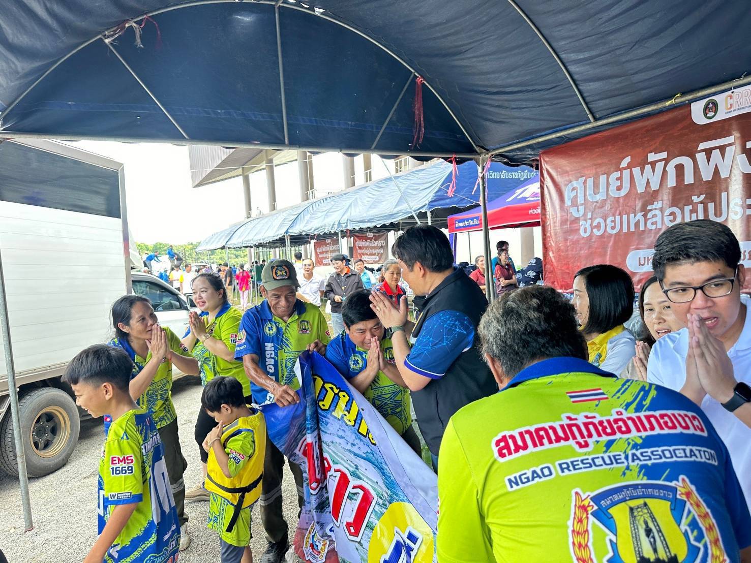 โรงพยาบาลลำปางส่งทีมปฏิบัติการแพทย์ฉุกเฉินช่วยพี่น้องชาวเชียงราย