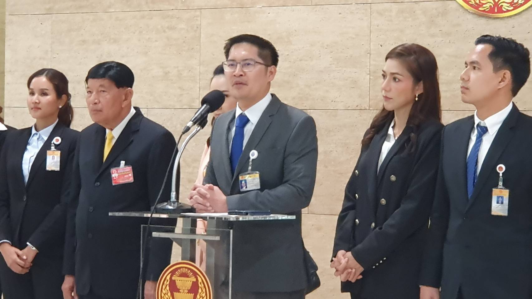 "มงคลกิตติ์" ลาออกส.ส. ขอบคุณประชาชนที่เอ็นดู "ไทยศรีวิไลย์" พร้อมสู้เลือกตั้ง บอกไม่มีหัวคะแนน มีแต่เอฟซี