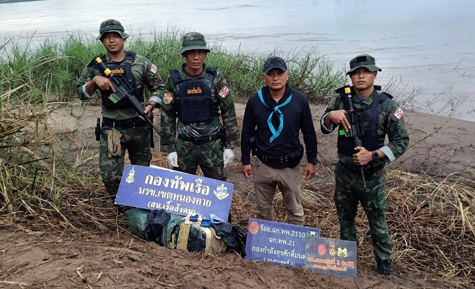 ยาบ้าทะลักชายแดน! กกล.สุรศักดิ์มนตรี–หน่วยเรือสังคม ยึดกว่า 2 แสนเม็ด ขบวนการค้ายาข้ามชาติหนีรอด