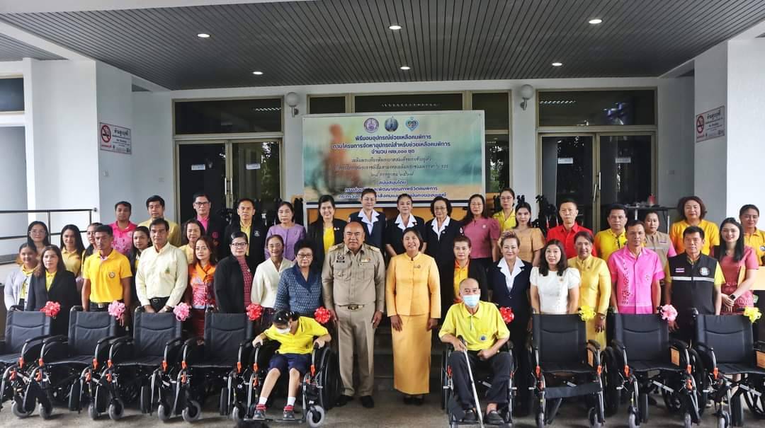 ชุมพร มอบรถเข็นนั่งวีลแชร์ ในโครงการจัดหากายอุปกรณ์สำหรับช่วยเหลือคนพิการเฉลิมพระเกียรติ 
