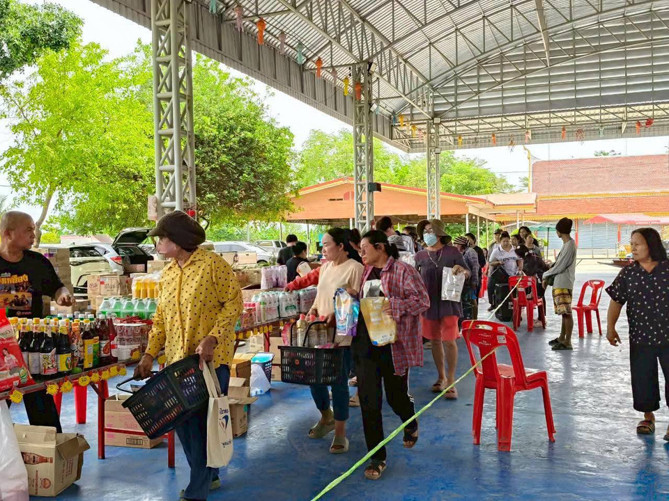 พาณิชย์อ่างทองเดินหน้าช่วยประชาชน จัดธงฟ้าครั้งที่ 17 ลดรายจ่ายครัวเรือนอย่างเป็นรูปธรรม 